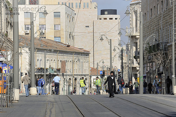 Straßenszene auf der Jaffa-Straße mit orthodoxem Juden und den Schienen der neuen Straßenbahn  Stadtbahn  Jerusalem  Israel  Naher Osten  Vorderasien