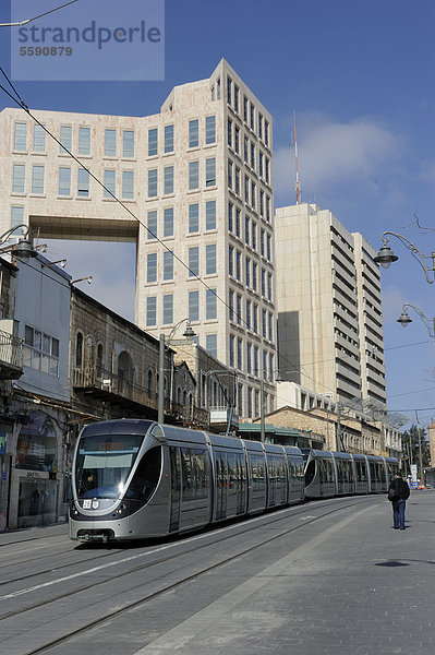 Straßenszene auf der Jaffa-Straße mit der neuen Straßenbahn  Stadtbahn  Jerusalem  Israel  Naher Osten  Vorderasien