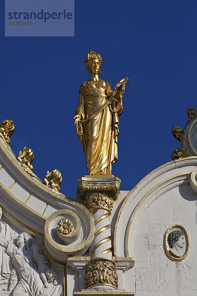 Figur auf der goldverzierten Stadtkanzlei  Justizpalast  Altstadt von Brügge  UNESCO Weltkulturerbe  Westflandern  Flämische Region  Belgien  Europa