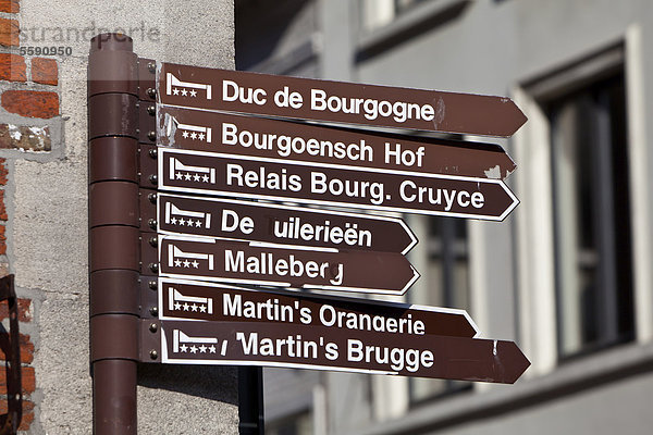Hinweisschilder zu verschiedenen Hotels  Altstadt von Brügge  UNESCO Weltkulturerbe  Westflandern  Flämische Region  Belgien  Europa