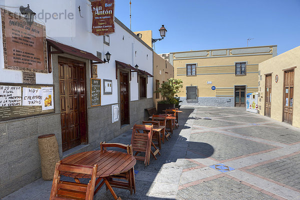 Straße mit kleinen Restaurants in der Altstadt von Agüimes  Gran Canaria  Kanarische Inseln  Spanien  Europa