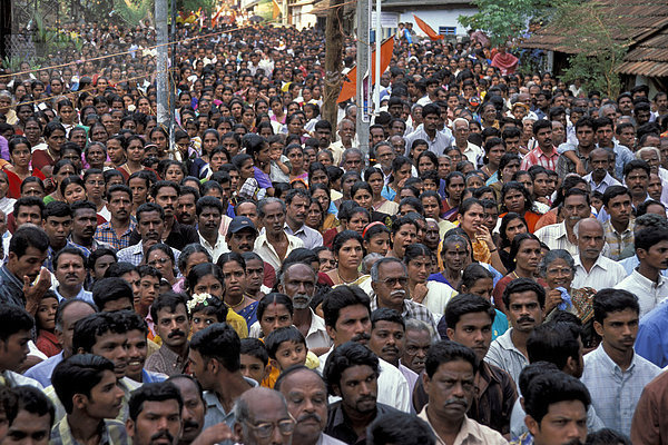 Menschenmenge  Varkala  Kerala  Südindien  Indien  Asien