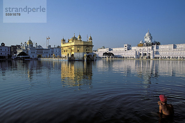 'Sikh nimmt heiliges Bad im Amrit Sagar  ''See aus Nektar''  Goldener Tempel  Amritsar  Punjab  Nordindien  Indien  Asien'