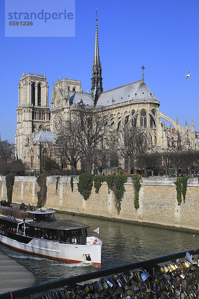 Seine mit Notre Dame  Touristenboot von der Pont de l'ArchevÍchÈ  Paris  Frankreich  Europa