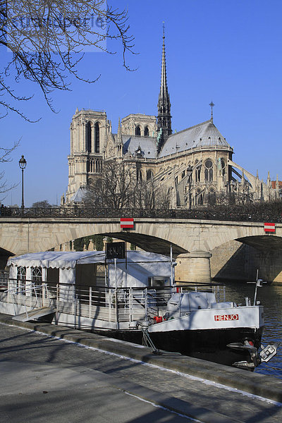 Seine mit Notre Dame und Boot  Paris  Frankreich  Europa