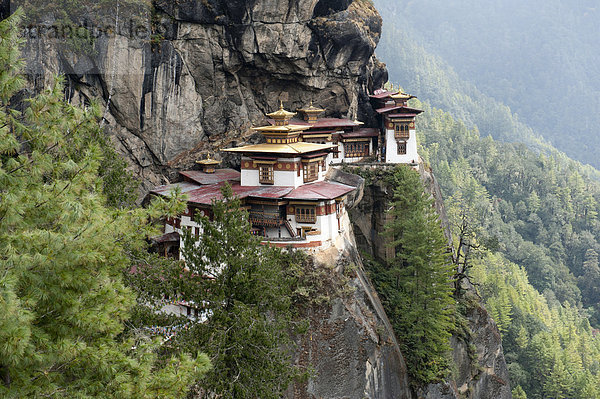 Tibetischer Buddhismus  Tigernest-Kloster an der Felswand  Taktshang  bei Paro  Himalaja  Königreich Bhutan  Südasien  Asien