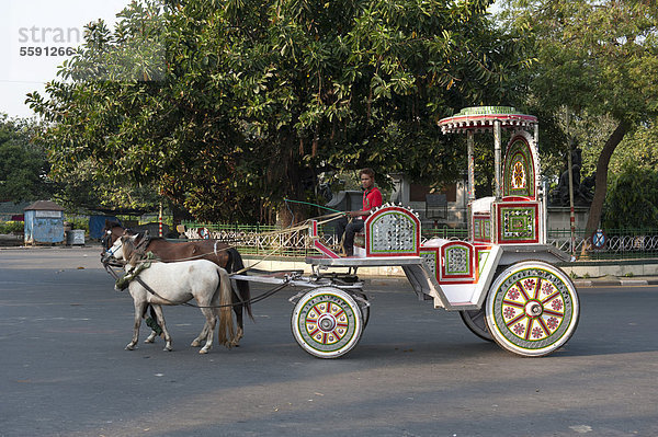 Silbern verzierte Pferdekutsche  Kalkutta  Kolkata  Westbengalen  Indien  Südasien  Asien