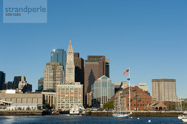 Skyline mit Custom House Tower  Financial District  Blick vom Boston Harbor  Boston  Massachusetts  Neuengland  USA  Nordamerika  Amerika