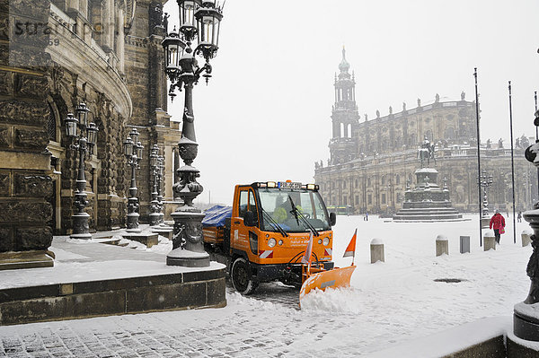 Winterdienst schiebt Schnee vor der Semperoper  Dresden  Sachsen  Deutschland  Europa  ÖffentlicherGrund