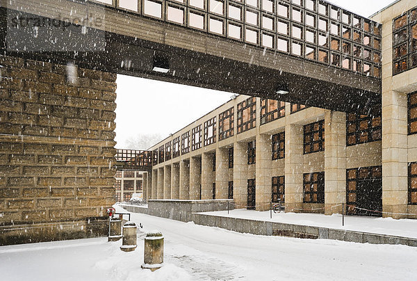 Semperoper mit anschließendem Funktionsgebäude auf der Rückseite  im Winter  Dresden  Sachsen  Deutschland  Europa  ÖffentlicherGrund