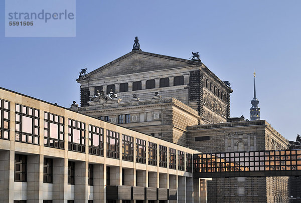 Semperoper  vom Funktionsgebäude auf der Rückseite aus gesehen  Dresden  Sachsen  Deutschland  Europa  ÖffentlicherGrund