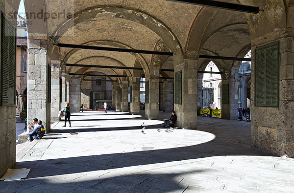 Vorhalle und Loggia des Palazzo della Regione  Piazza Mercanti  Mailand  Lombardei  Italien  Europa