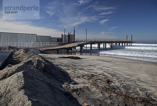 'Das ''Surf Fence Project''  Zaun-Brandungsprojekt  der US Border Patrol verlängert den Grenzzaun zwischen den Vereinigten Staaten und Mexiko weiter in den Pazifischen Ozean hinein  San Ysidro  Kalifornien  USA'