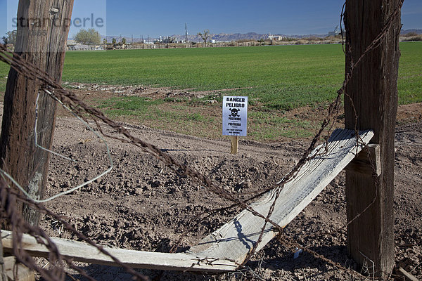 Ein Schild warnt vor giftigen Pestiziden die auf einem Acker versprüht wurden  Imperial Valley  Calipatria  Kalifornien  USA