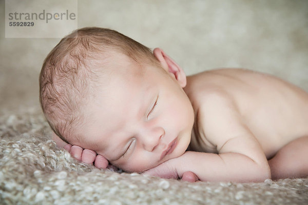 Neugeborenes Baby  3 Wochen  schlafend