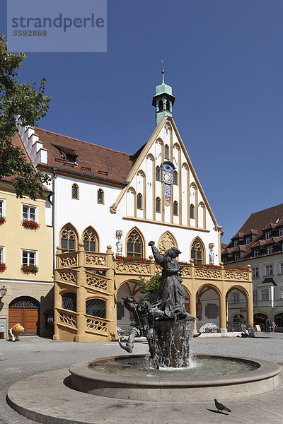 Amberger Hochzeitsbrunnen und gotisches Rathaus  Marktplatz  Amberg  Oberpfalz  Bayern  Deutschland  Europa  ÖffentlicherGrund