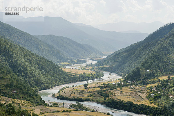Flusslandschaft  Fluss schlängelt sich durch ein Tal  bei Punakha  Himalaja  Königreich Bhutan  Südasien  Asien