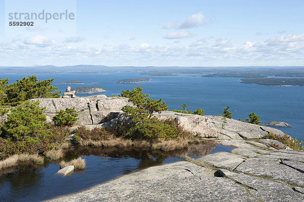 Felsen aus Granit  markierter Pfad Bear Brook Trail  Blick vom Gipfel des Champlain Mountain  Acadia National Park  Maine  Neuengland  USA  Nordamerika  Amerika