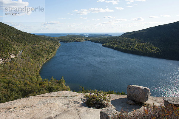 Blick von den Felsen des Bubble Rock auf den See Jordan Pond  Acadia National Park  Maine  Neuengland  USA  Nordamerika  Amerika