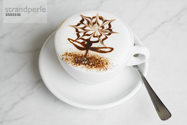 Neuseeland  Cappuccino Kaffee mit Kakaoblume  Nahaufnahme