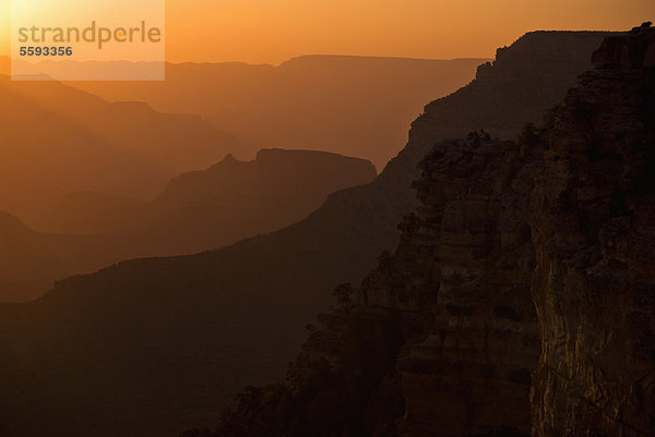 Vereinigte Staaten  Arizona  Blick auf den Grand Canyon Nationalpark in der Abenddämmerung