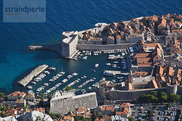 Kroatien  Dubrovnik  Hafenansicht mit Revelin-Festung