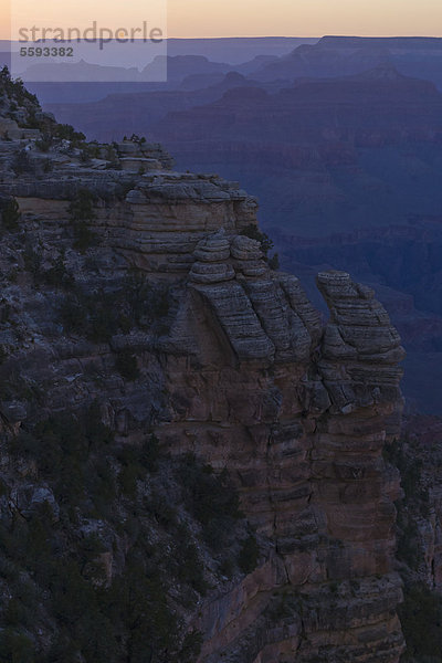 Arizona  Blick auf den Mather Point mit dem Grand Canyon Nationalpark in der Abenddämmerung