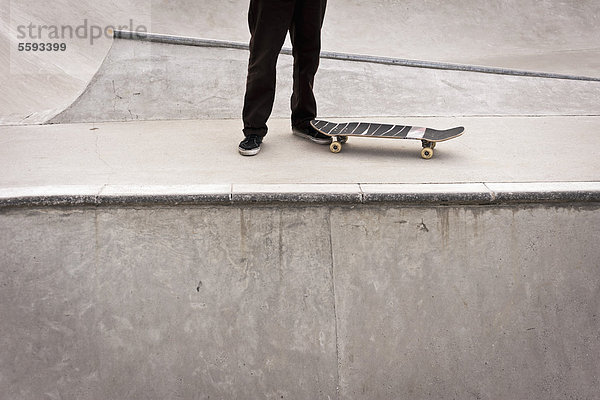 Belgien  Flandern  Mechelen  Skateboarder auf der Rampe im Skateboardpark