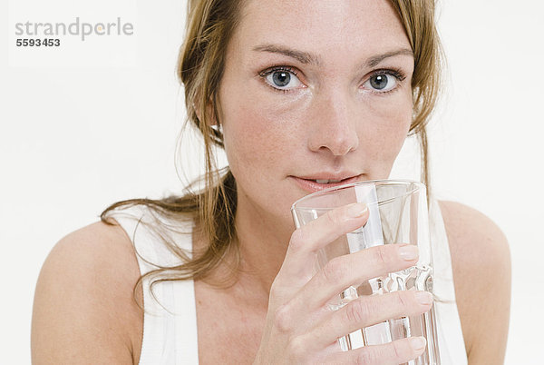Junge Frau mit Glas Wasser  Portrait