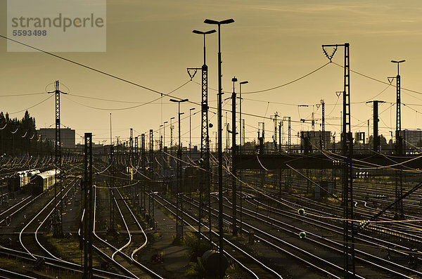 Deutschland  München  Blick auf Gleise und Weichen mit Stromleitungen