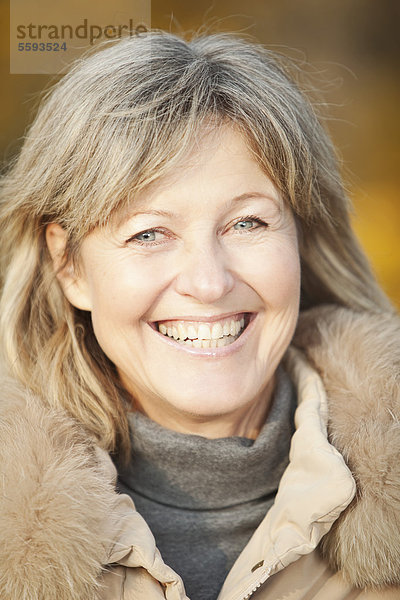 Deutschland  Oberbayern  Seniorin lächelnd  Portrait