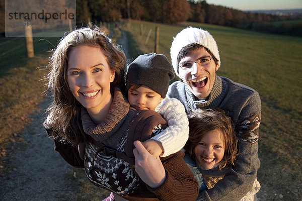 Deutschland  Bayern  Familie mit Spaß  Lächeln