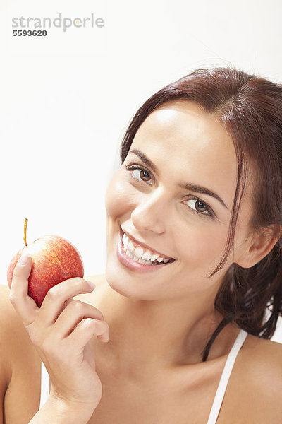 Junge Frau mit Apfel  lächelnd  Portrait