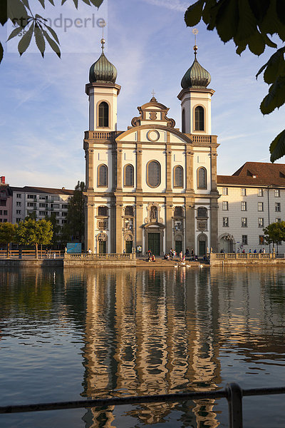 Schweiz  Luzern  Menschen in der Kirche am Abend