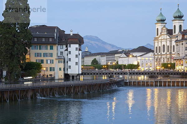 Schweiz  Luzern  Blick auf Kirche mit Reuss und Berg im Hintergrund