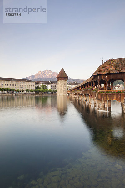 Schweiz  Luzern  Blick auf die Kapellbrücke mit Wasserturm
