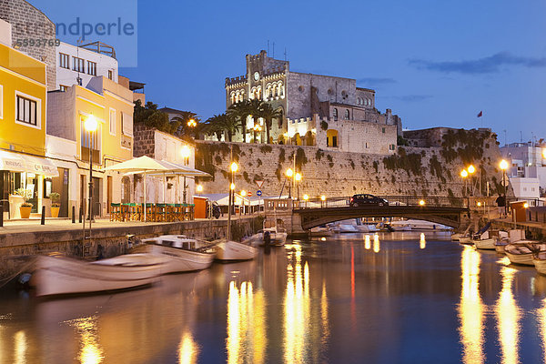 Spanien  Menorca  Mahon  Blick auf das Rathaus in der Abenddämmerung