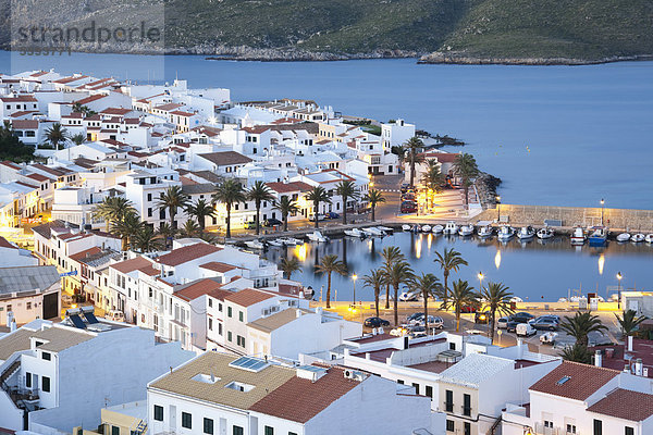 Spanien  Fornells  Menorca  Blick auf den Hafen am Abend