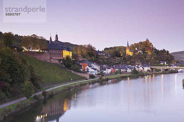 Deutschland  Blick auf Saarburg an der Saar in der Abenddämmerung