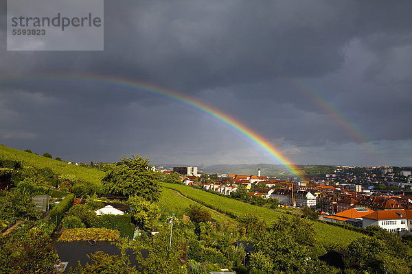 Deutschland  Würzburg  Stadtansicht mit Sturmwolken und Regenbogen