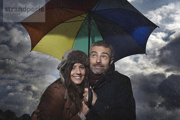 Deutschland  Köln  Paar mit Regenschirm  lächelnd