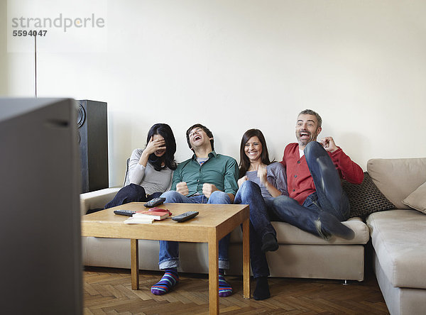 Mann und Frau beim Fernsehen  lächelnd