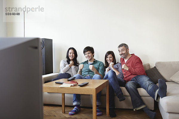 Mann und Frau beim Fernsehen  lächelnd