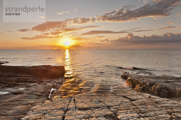 Schweden  Simrishamn  Blick auf die Felsenküste bei Sonnenaufgang