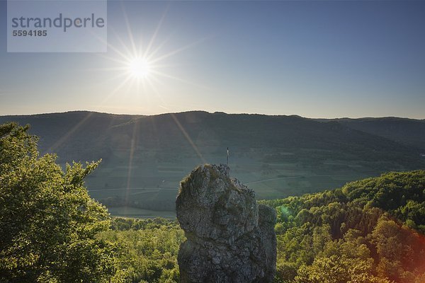 Deutschland  Bayern  Franken  Fränkische Schweiz  Blick auf den Berg mit Sonne