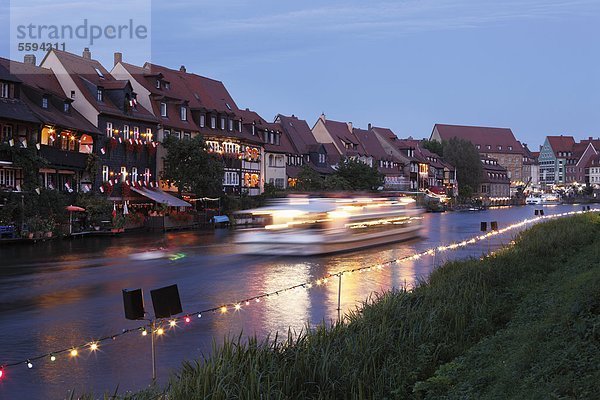 Deutschland  Bayern  Franken  Oberfranken  Bamberg  Stadtansicht mit Schiff in der Regnitz