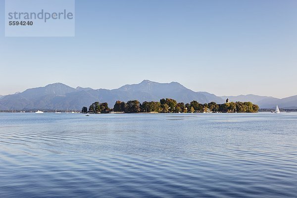 Deutschland  Bayern  Oberbayern  Chiemgau  Blick auf die Insel Frauenchiemsee am Chiemsee