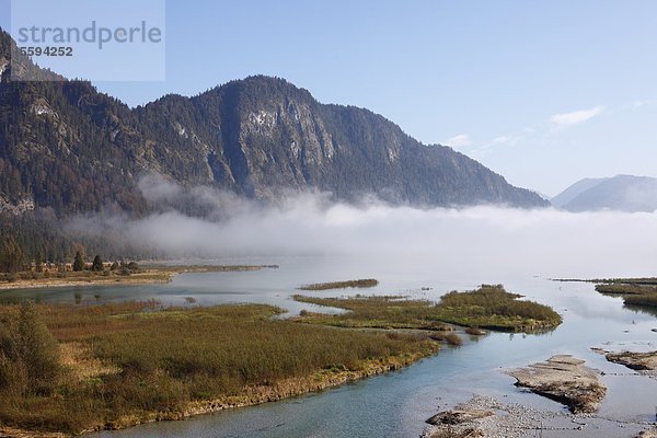 Deutschland  Bayern  Oberbayern  Blick auf Sylvensteinspeicher mit Nebelsee