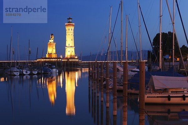 Deutschland  Bayern  Schwaben  Lindau  Blick auf Hafeneinfahrt und Leuchtturm bei Nacht