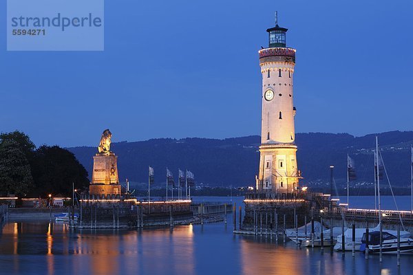 Deutschland  Bayern  Schwaben  Lindau  Blick auf Hafeneinfahrt und Leuchtturm bei Nacht
